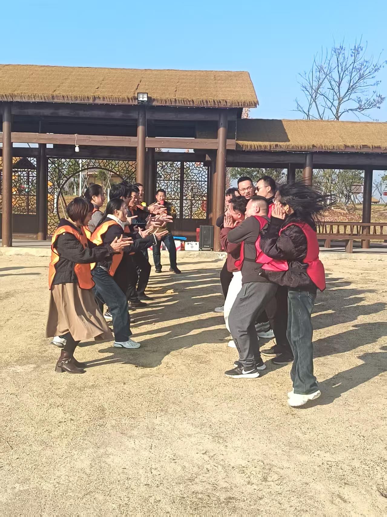 专业赋能团队，户外拓展聚力成长